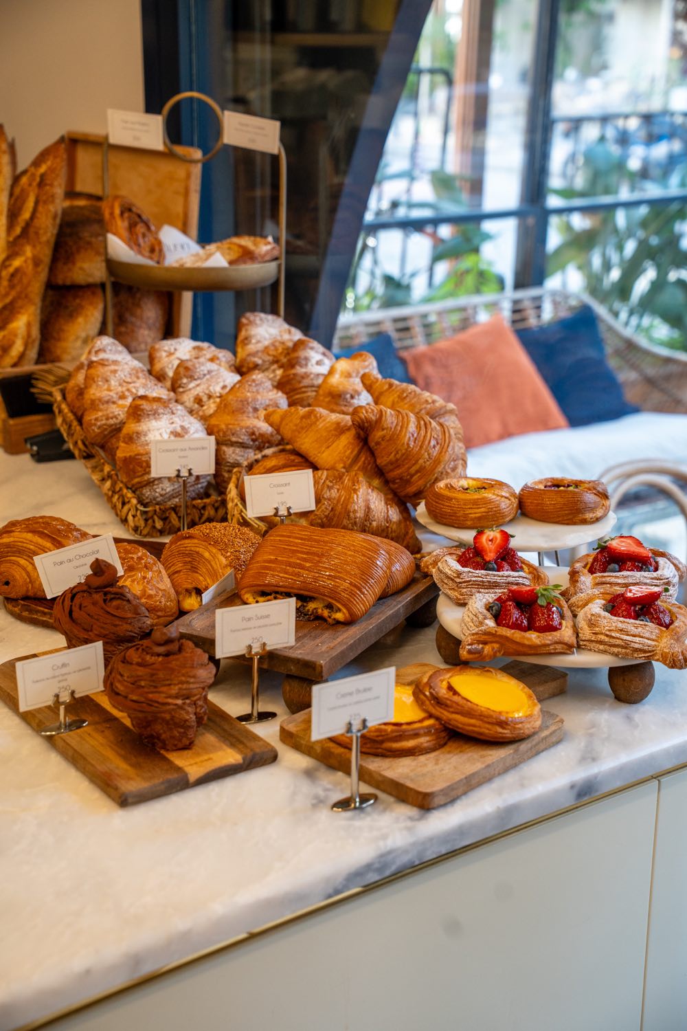 Tezgâh, viennoiserie ve ekmeklerle dolu