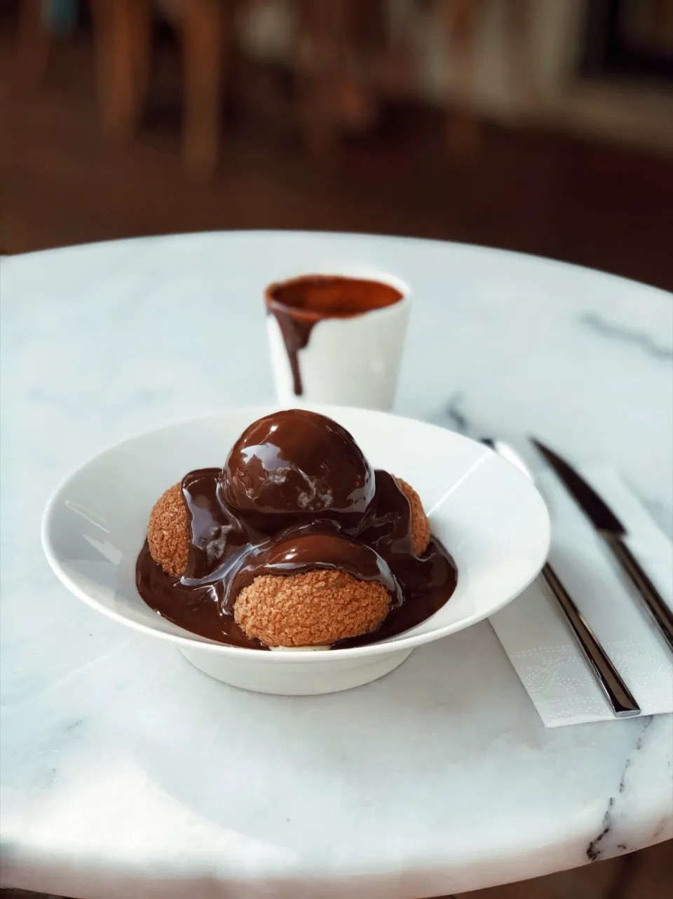 Tabakta çikolata soslu profiterol