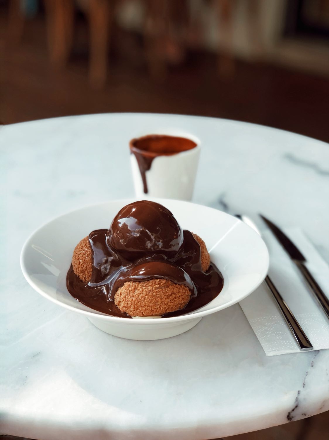 Tabakta çikolata soslu profiterol