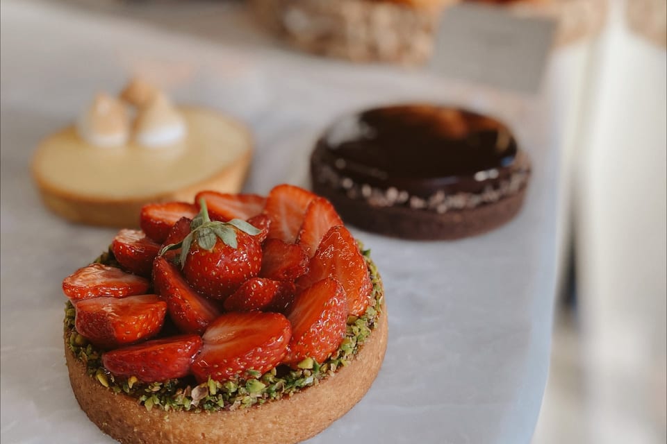 Tezgâhta taze çilekli tart, çikolatalı tart ve limonlu tart yan yana