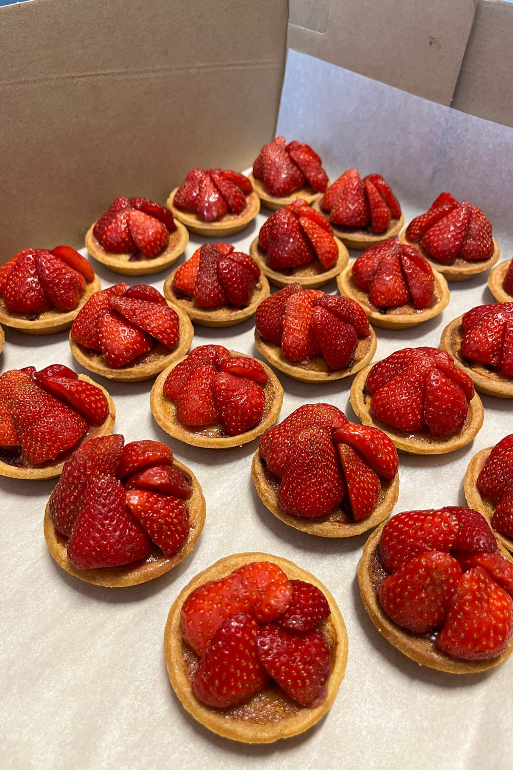 Kutuda sıra sıra çilekli tart