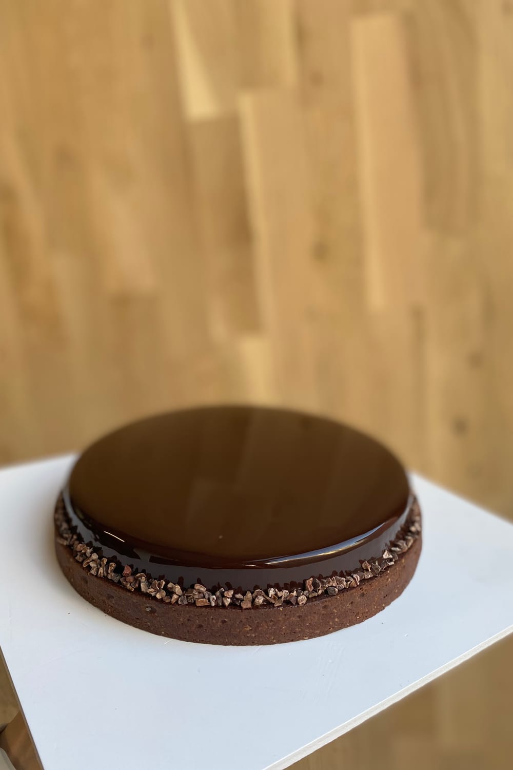 Çikolatalı tart, ahşap duvarın önünde