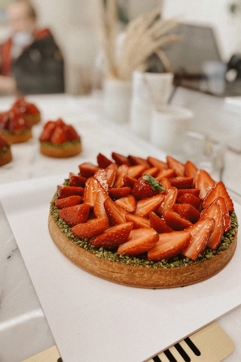 Çilekli tart masada