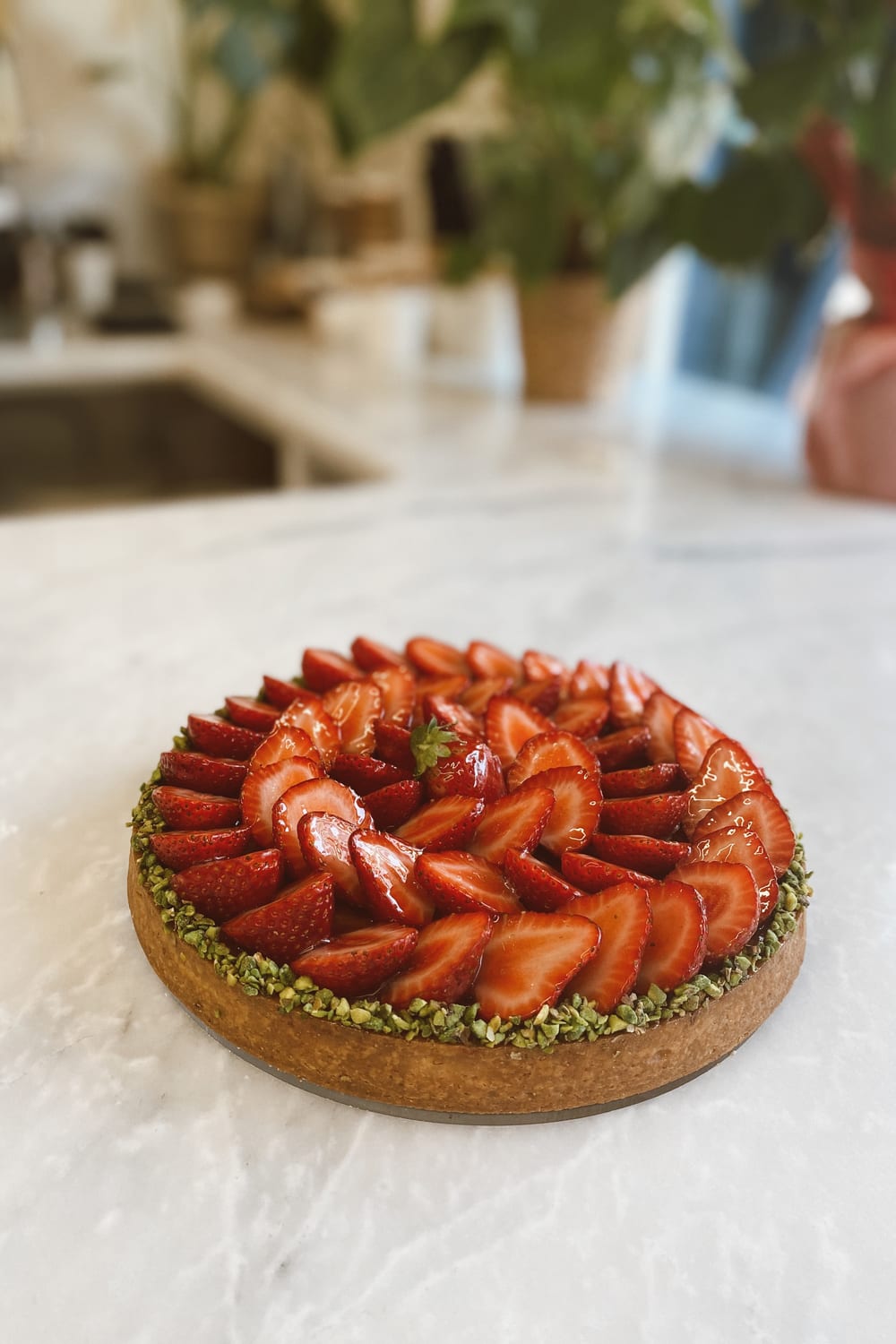 Bütün çilekli tart, arkada bitkiler